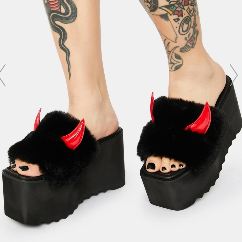 Dolls Kill Devil Horn Slides size 6 Current Mood